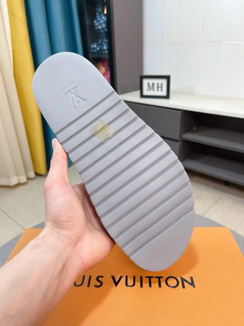 Men's shoes 💰360🌹🌹 (lv-Louis Vuitton) new men's sandals, high-end boutique, exquisite embossed logo decoration on the upper, fine workmanship, super soft soles, casual, loose and comfortable, a must-have in summer! \nsize：38-44